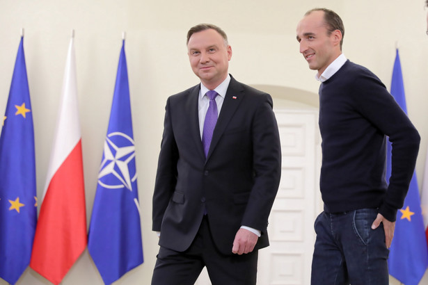 Prezydent Andrzej Duda (L) i rezerwowy kierowca zespołu Formuły 1 Alfa Romeo Racing Orlen Robert Kubica (P) podczas spotkania w Pałacu Prezydenckim, w Warszawie