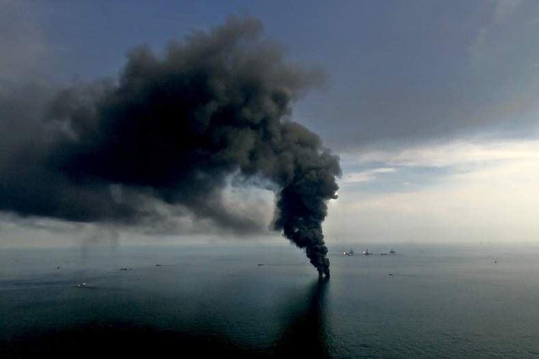 Po awarii platformy Deepwater Horizon koncernu BP dziennie wyciekało ok. 60 000 baryłek ropy wprost do Zatoki Meksykańskiej. Na zdj. chmura dymu z kontrolowanego pożaru ropy obok uszkodzonej platformy Deepwater Horizon w Zatoce Meksykańskiej. 19. czerwca 2010.