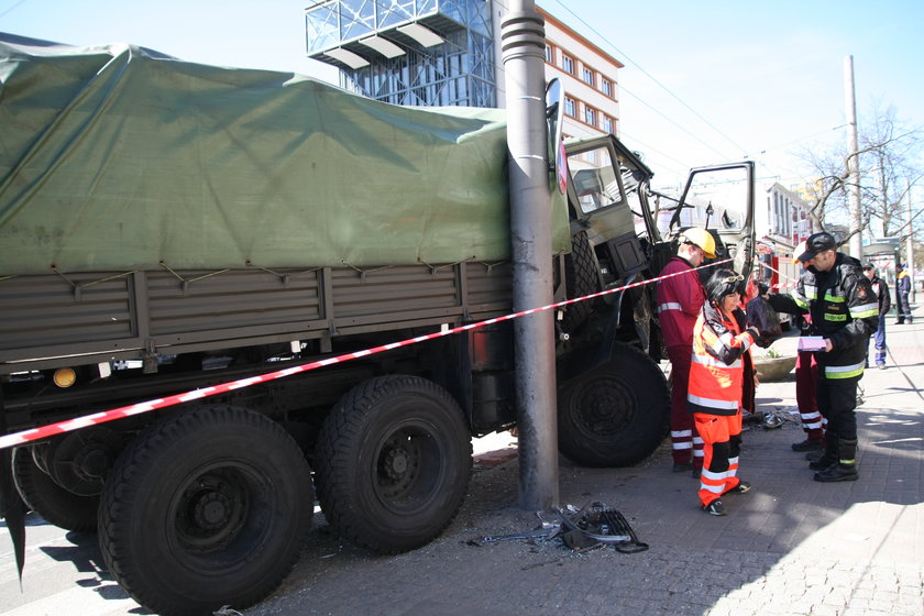 Wypadek volkswagena i ciężarówki w Gdyni