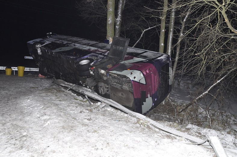 Wypadek autokaru w Wisznicach. W samochodzie było 26 osób