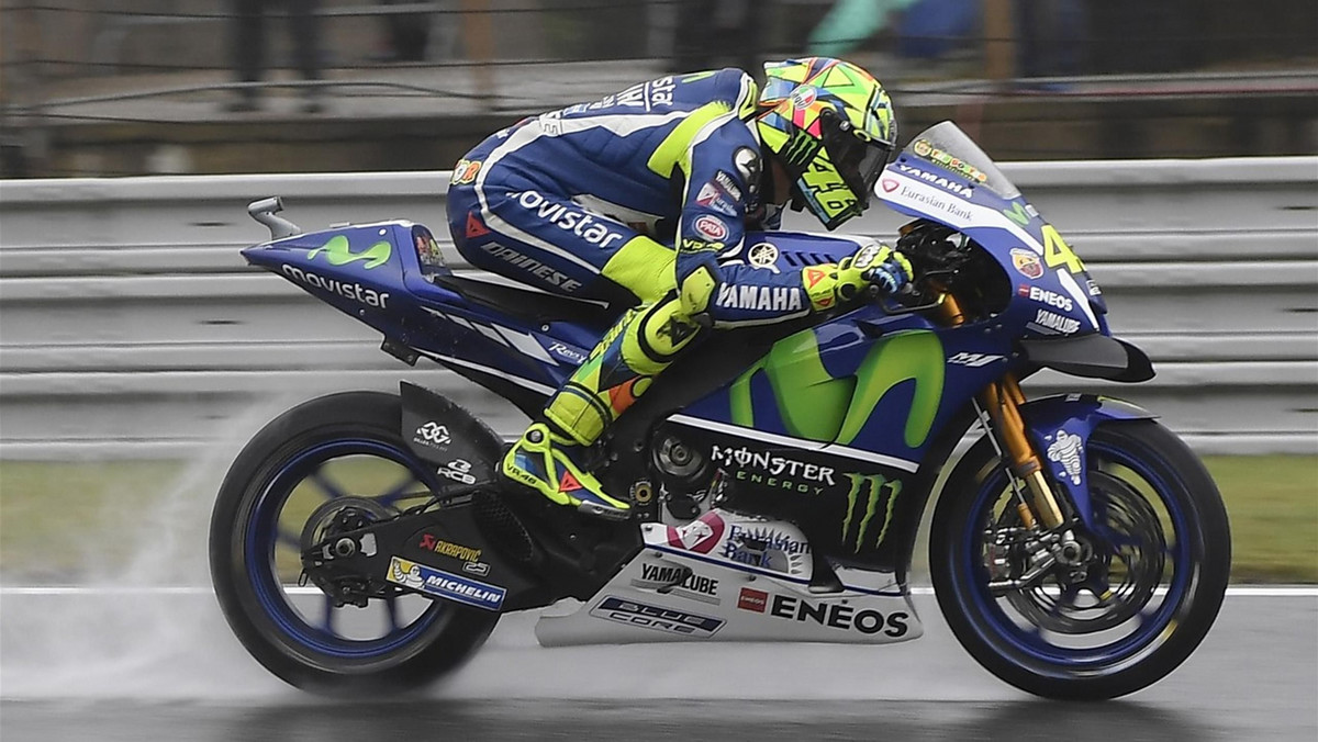 W dwóch ostatnich wyścigach MotoGP w Czechach i Austrii Valentino Rossi (Yamaha) był szybszy od lidera klasyfikacji generalnej Marka Marqueza (Honda). Włoch zmniejszył stratę do 53 punktów i liczy na podtrzymanie tej passy na torze Silverstone. W najbliższy weekend odbędzie się tam wyścig o GP Wielkiej Brytanii.