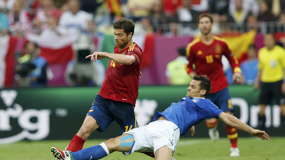 Zapraszamy na relację "akcja po akcji" z finału Euro 2012, w którym zmierzą się Hiszpania i Włochy. Dziś ktoś zostanie bohaterem, o którym będzie się opowiadać przez lata. W 14. minucie Azzurrich strzałem głową zaskoczył David Silva, a w 41. minucie wynik podwyższył Jordi Alba. W samej końcówce na 3:0 wynik ustalił rezerwowy Fernando Torres.