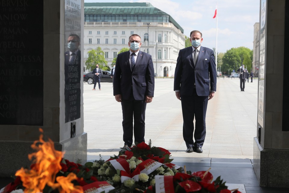 Szef Urzędu do Spraw Kombatantów i Osób Represjonowanych Jan Józef Kasprzyk i dyrektor Gabinetu Szefa UdsKiOR Wojciech Lesiak składają wieniec przed Grobem Nieznanego Żołnierza w Warszawie