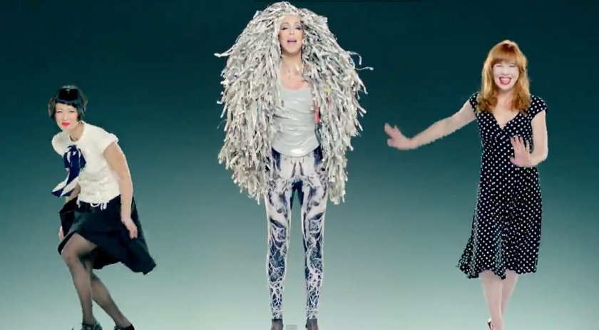 Cher w teledysku do piosenki "Woman's World"