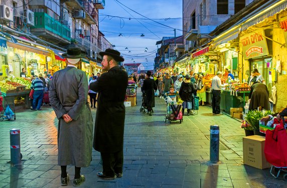 Chasydzi na targu Mahane Yehuda w Jerozolimie