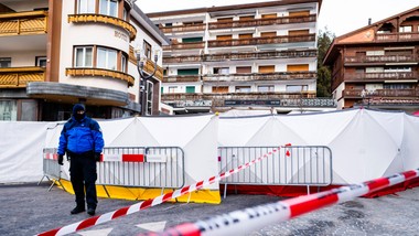 tragedia w szwajcarskim kurorcie. to zdjęcie zrobiono chwilę przed pożarem