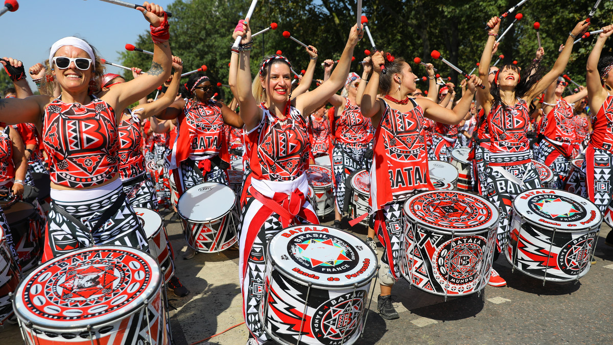 Z powodu koronawirusa odwołano tegoroczną edycję Notting Hill Carnival - odbywającego się w Londynie od ponad 50 lat festiwalu kultury karaibskiej. W imprezie co roku brało udział około miliona osób.