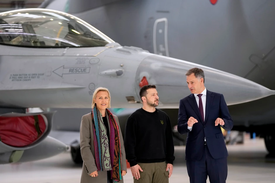 Ministarka odbrane Belgije Ludivin Dedonder, ukrajinski predsednik Volodimir Zelenski i belgijski premijer Aleksander De Kro ispred aviona F-16 na aerodromu Melsbrok u Briselu 28. maja