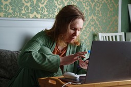 Od zapomogi przyznanej choremu pracownikowi nie trzeba odprowadzać składek