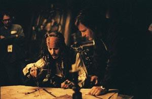 Gore Verbinski i Johnny Depp na planie filmu &quot;Piraci z Karaibów: Skrzynia umarlaka&quot;