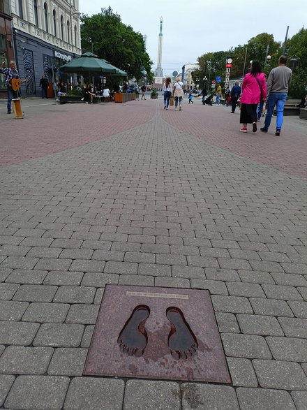 Tablice pamiątkowe „Pēdas” (Ślady), wyrzeźbione w granicie, znajdują się w trzech stolicach państw bałtyckich i upamiętniają Drogę Bałtycką z 23 sierpnia 1989 r. Autorem jest litewski artysta Gitenis Umbrasas. Każdy pomnik został odsłonięty w 2013 r. jako dar od miasta Wilna.