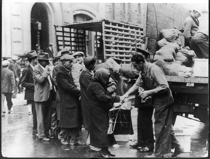 Zavladala je nestašica i glad, dok starije osobe nisu imale nikakve šanse na tržištu rada, mlađi su radili za najniže plate