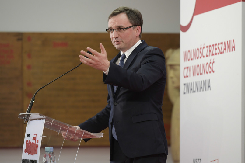 Minister sprawiedliwości Zbigniew Ziobro podczas konferencji "Wolność zrzeszania, czy wolność zwalniania? Czy Konstytucja rzeczywiście zapewnia wolność tworzenia i działania związków zawodowych?"