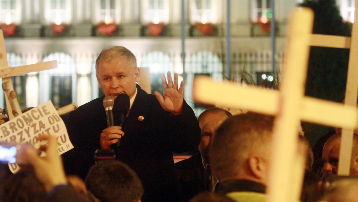 Prezes PiS Jarosław Kaczyński powiedział w niedzielę przed Pałacem Prezydenckim, iż "nie ma polskiej historii bez krzyża". W modlitwie przed pałacem, pół roku po katastrofie smoleńskiej, uczestniczyło wieczorem łącznie około trzech tysięcy osób.