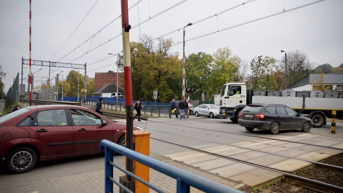 To jedyna dzielnica w Gdańsku, gdzie auta muszą zatrzymywać się na szlabanach, i muszą to robić, przejeżdżając przez dwie różne linie kolejowe. Urzędnicy obiecują teraz, że rogatki przejdą do lamusa. Ale na dwa przejazdy bezkolizyjne w rejonie ulicy Sandomierskiej i ulicy Równej trzeba będzie poczekać przynajmniej kilka lat.