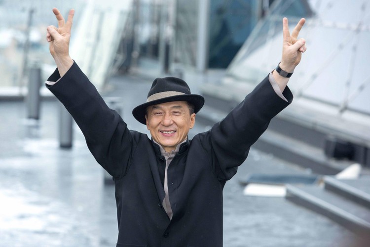 <b>Jackie Chan</b><br>
Aktor jest właścicielem firmy zajmującej się produkcją oraz dystrybucją filmów. Posiada też kilkanaście restauracji oraz zajmuje się wytwarzaniem ubrań.