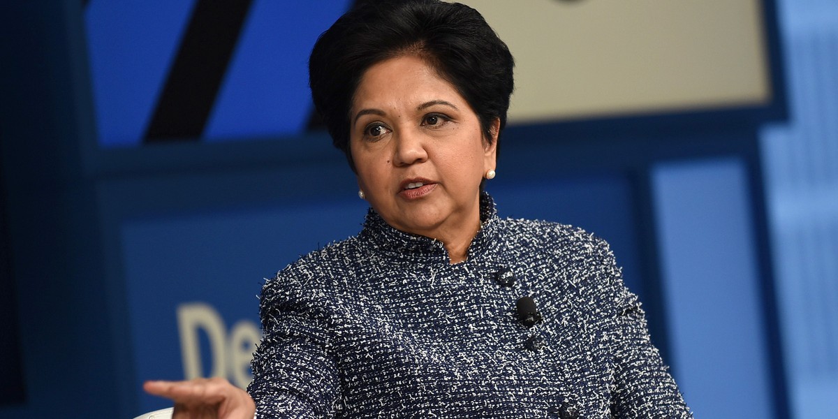 Indra Nooyi, dyrektorka generalna PepsiCo i prezeska zarządu firmy. Jej zdaniem ciężko jest połączyć pracę z życiem rodzinnym i dlatego należy wspierać w tym innych