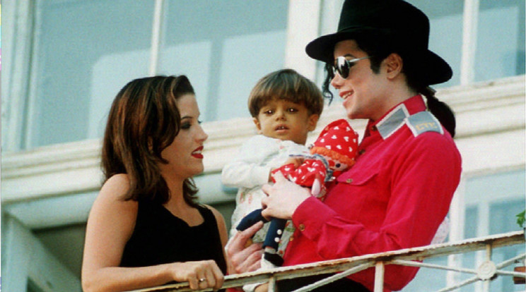 Farkas Tamás (középen) Lisa Marie Presley és Michael Jackson között, 1994-ben /Fotó: MTI/ Illyés Tibor