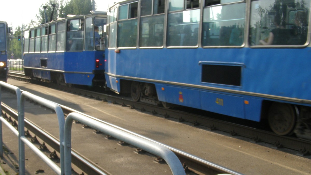 Przed godz. 18 doszło do awarii zasilania na Bronowicach. Jak informuje MPK wystąpił brak napięcia w sieci trakcyjnej na pętli Bronowice Małe. Tramwaje kursowały do pętli Bronowice. Na wyłączonym odcinku MPK uruchomiło autobusy zastępcze. Awarię usunięto o 18:22