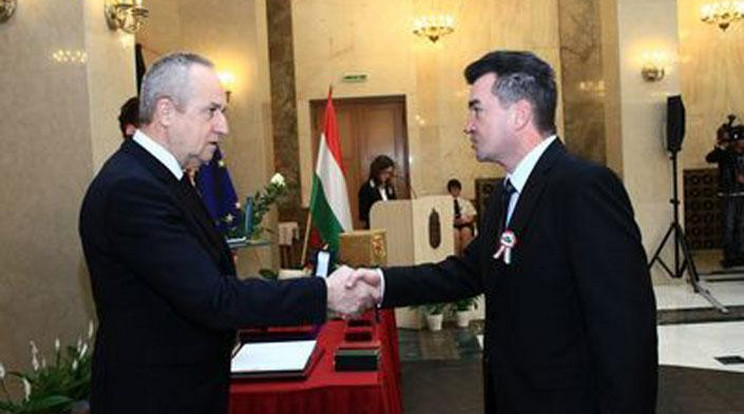 Kovács Zsolt (jobbra) idén március 15-én magas állami kitüntetést vehetett át munkája elismeréseként / Fotó:kormany.hu
