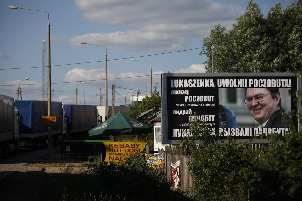 Baner "Łukaszenka uwolnij Poczobuta" przy granicy