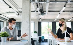 Eksperci: dystans społeczny może nie ochronić przed koronawirusem. Nowe wnioski