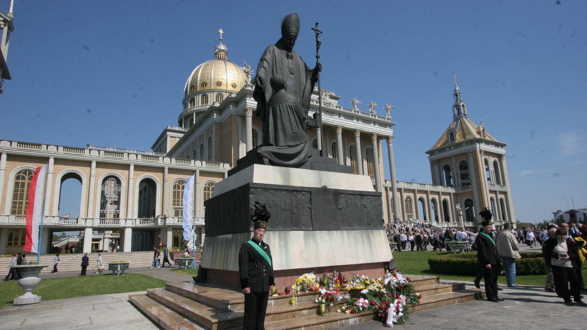 makulski licheń pomnik