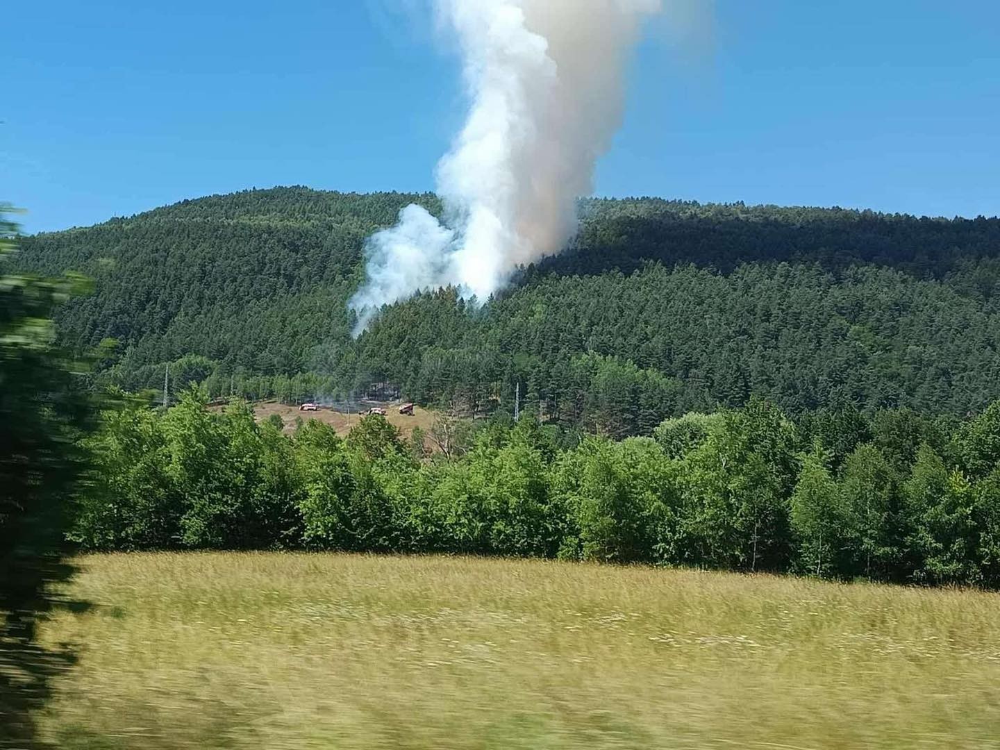 Hasiči zasahujú pri požiari lesa v obci Richnava, okres Gelnica. 