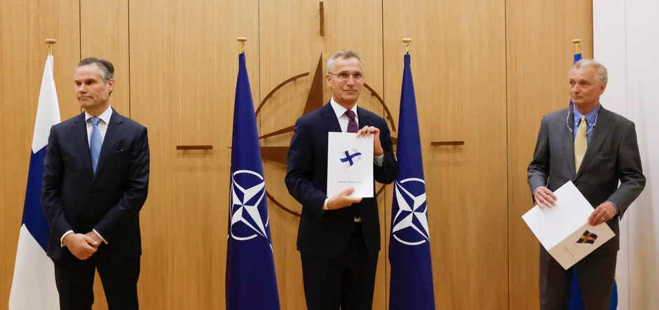 Finski i švedski ambasadori u NATO Klaus Korhonen i Aksel Vernhof sa generalnim sekretarom Jensom Stoltenbergom (C)