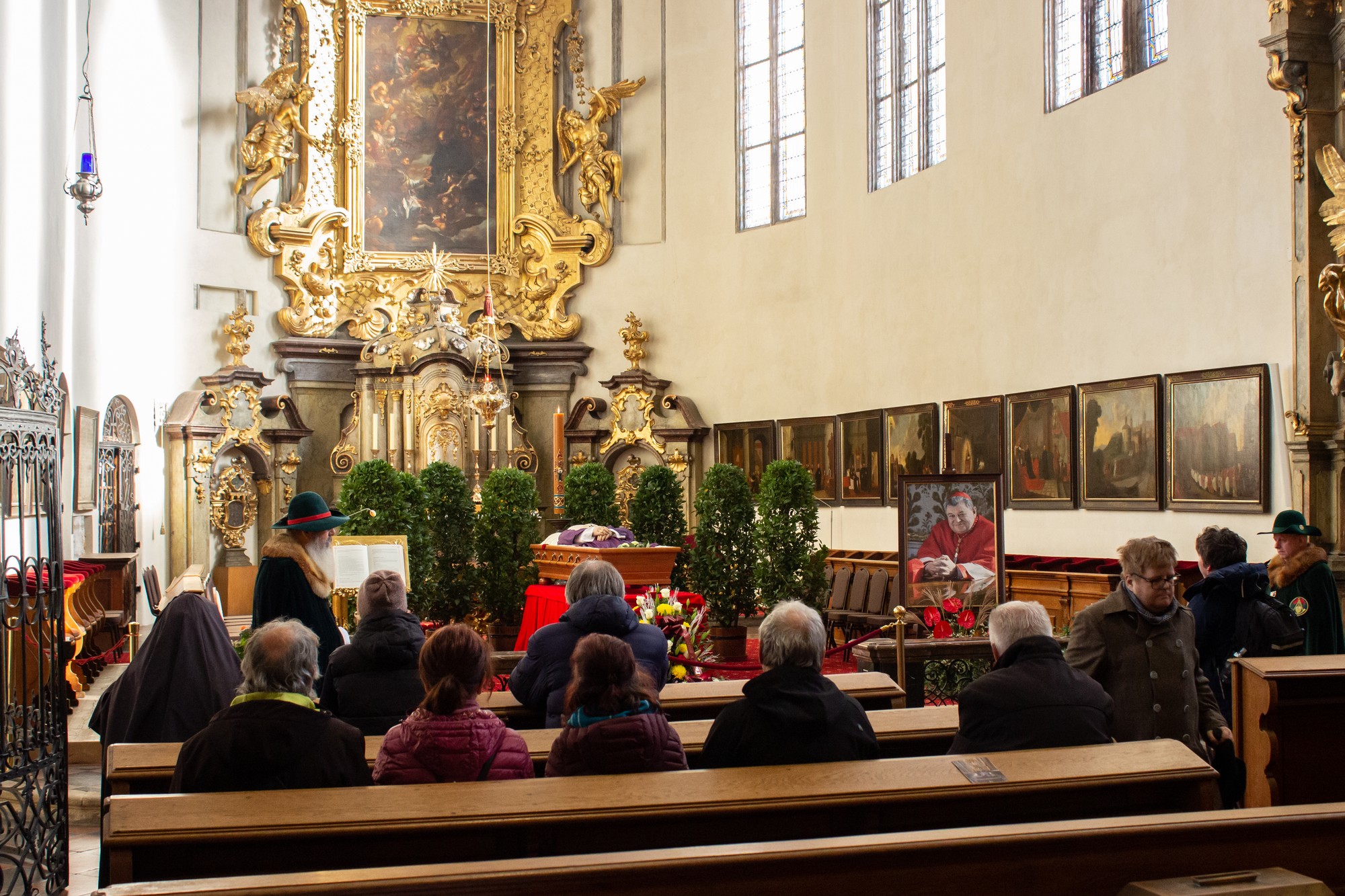 Verejnosť sa na Pražskom hrade lúči s kardinálom Dukom.