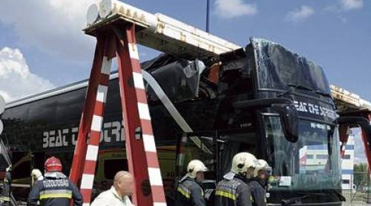 Lecsapta a busz tetejét a fémkapu