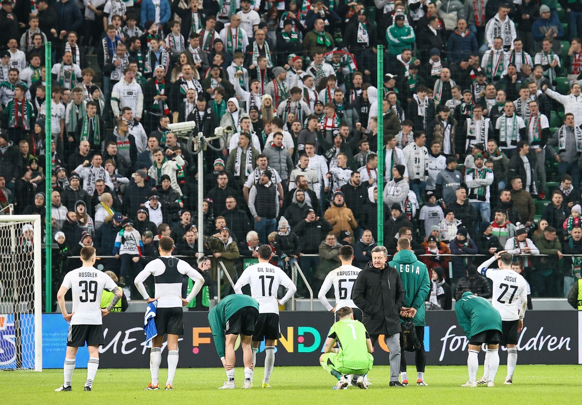 Kibice Legii Warszawa stoją pod "Żyletą" po przegranym meczu z Molde FK