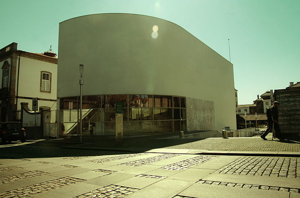 Budynek Banco Borges e Irmão w Vila do Conde otrzymał nagrodę UE w 1988 roku, jako pierwsza wyróżniona realizacja. Siedzibę banku zaprojektował jeden z najwybitniejszych współczesnych portugalskich architektów, laureat Nagrody Pritzkera Álvaro Siza. Fot. trevor.patt, CC BY-SA 2.0