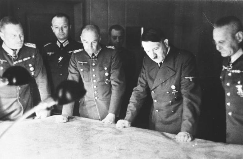 Keitel (z lewej) i inni członkowie niemieckiego naczelnego dowództwa z Adolfem Hitlerem na odprawie wojskowej, ok. 1940 r.