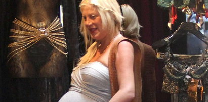 Tori Spelling zachwyca w ciąży
