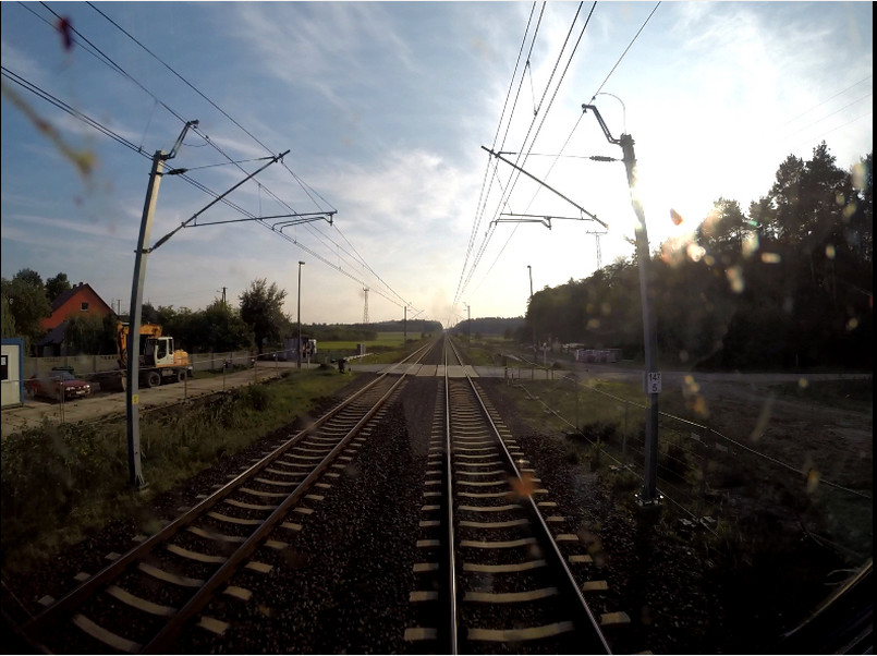 Szlak kolejowy E-65 - z Gdańska przez Warszawę do Krakowa i Katowic - to kręgosłup Pendolino. Problem w tym, że jest całkowicie rozkopany. Potwierdzają to zdjęcia z wewnętrznej dokumentacji dla załóg pociągów, do której dotarliśmy. Świadczą też o tym posiadane przez nas zdjęcia i film z kluczowej trasy Pendolino. Na zdjęciu niezrealizowane roboty uniemożliwiające kursowanie z prędkością 200 km/h - przed Włoszczową miał być wiadukt