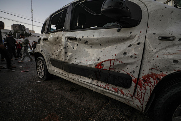 Zniszczony pojazd po izraelskim nalocie w pobliżu szpitala Al Shifa w mieście Gaza