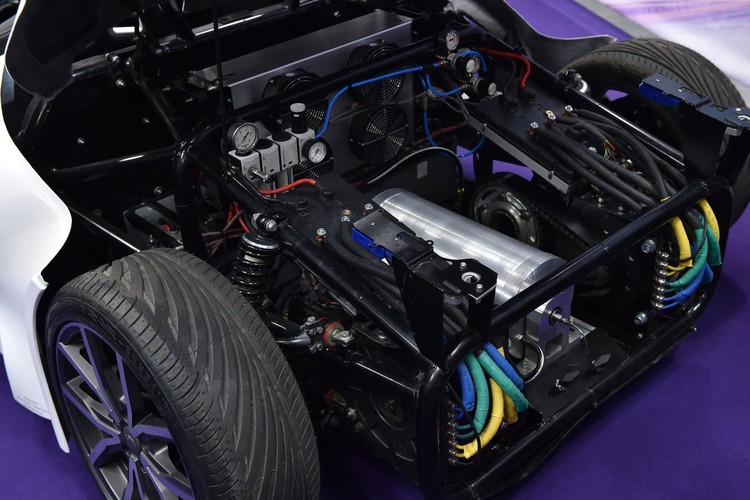 Polski „Premier” w niczym nie ustępuje zagranicznym konstrukcjom. Nadwozie auta zbudowane jest z kompozytów.  Auto posiada niezależny napęd na 4 koła o łącznej mocy 270 KM. Każde z kół napędzane jest elektrycznym silnikiem bezszczotkowm o dużej mocy, chłodzonym wodą. 

<br><br> fot. (mr) PAP/Jacek Bednarczyk