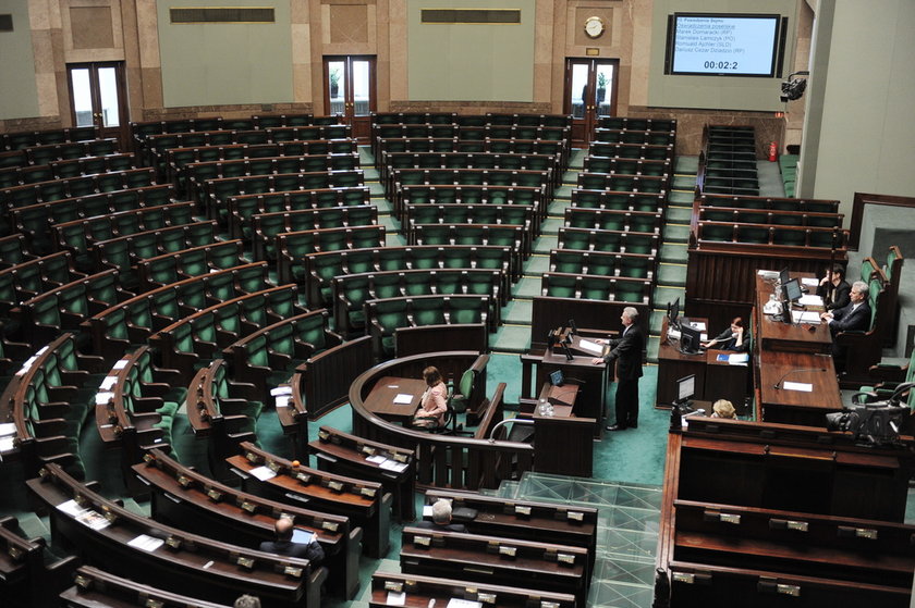 Pusta sala posiedzeń w Sejmie