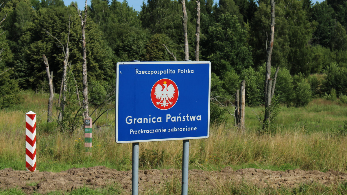 Turyści zostali ukarani mandatami - podała dziś warmińsko-mazurska straż graniczna. Służby apelują, żeby zwracać uwagę na zakazy i oznaczenia granicy państwa.