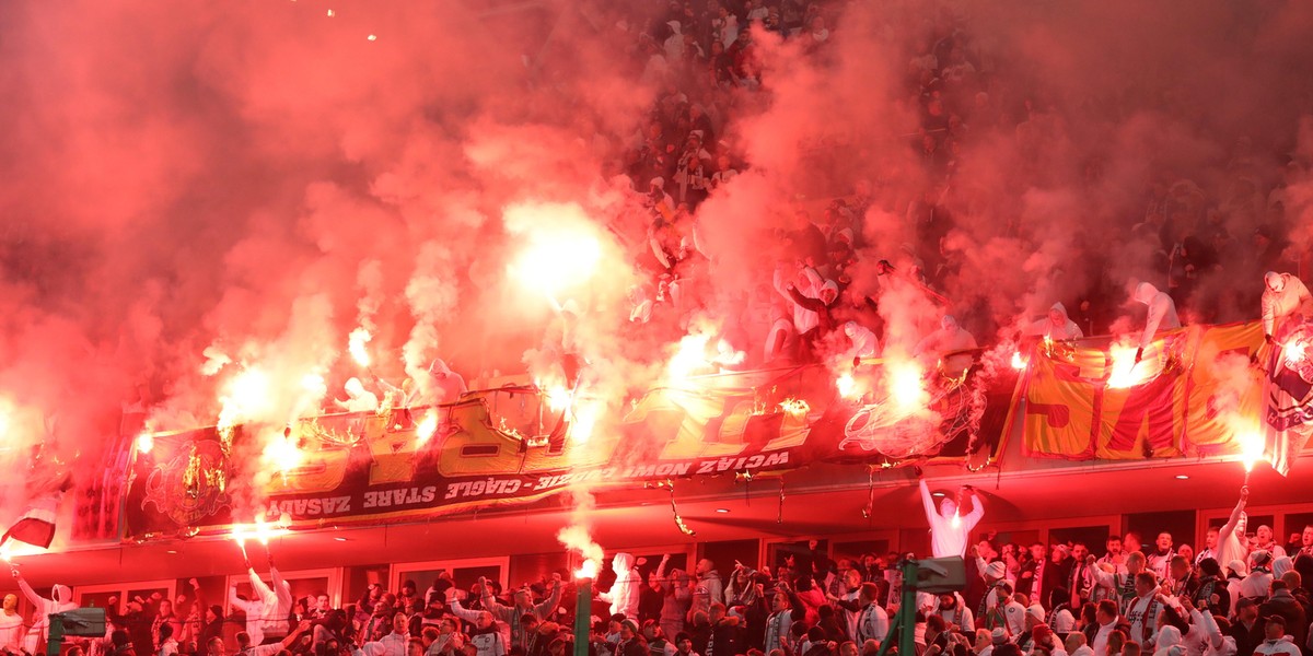 Kibice gospodarzy podpalili trybuny na stadionie Legii Warszawa.