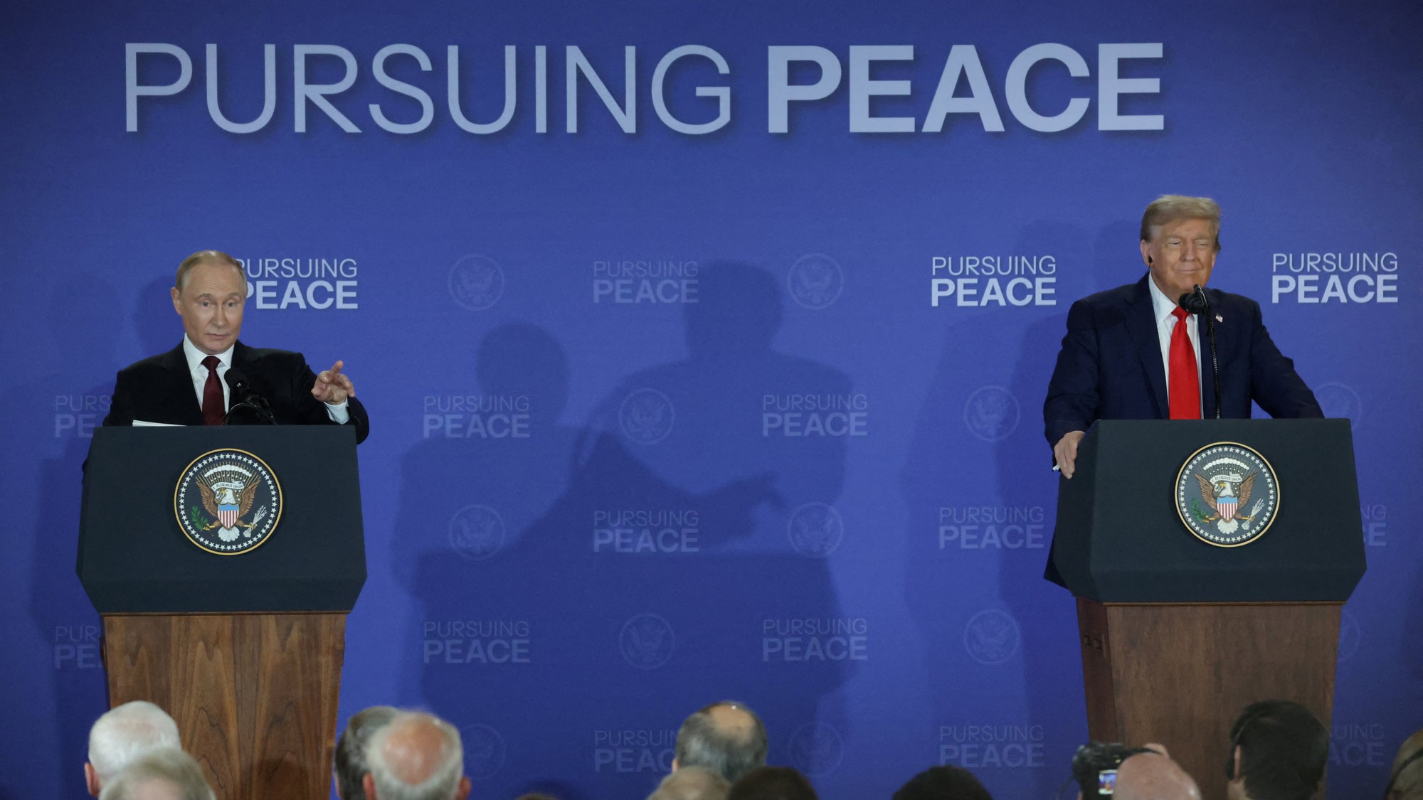 Americký prezident Donald Trump a ruský prezident Vladimir Putin usporiadali tlačovú konferenciu po stretnutí, na ktorom rokovali o ukončení vojny na Ukrajine.