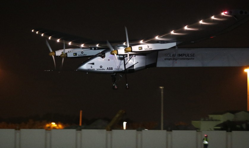Podczas historycznego lotu dookoła świata za sterami Solar Impulse 2 na zmianę będą zasiadać piloci, Bertrand Piccard i Andre Borschberg. Trasa przelotu będzie wiodła nad Morzem Arabskim, do Indii, Birmy, Chin, a następnie przez Ocean Spokojny, do Stanów Zjednoczonych, a nad Oceanem Atlantyckim do Europy Południowej lub Afryki Północnej. Trasa zakończy się w punkcie początkowego wylotu.