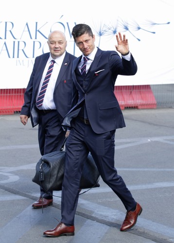 Elegancja Francja. Kadrowicze Nawałki 'pod krawatem' polecieli na ME