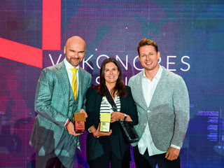 Na zdjęciu od lewej: Rafał Brzoska, twórca InPostu, Przedsiębiorca Roku Magazynu „Forbes”, oraz Kaja Rybicka i Marek Gut z Your KAYA, która zdobyła tytuł Firmy Społecznie Odpowiedzialnej Roku