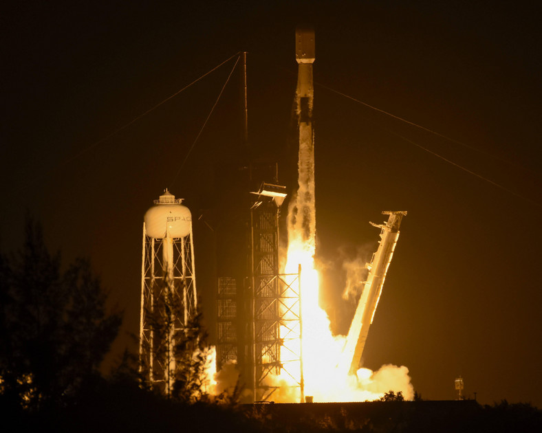 Rakieta SpaceX Falcon 9 wystrzeliwuje 21 satelitów Starlink podczas misji 6-12 z Launch Complex 39 w Kennedy Space Center na Florydzie, USA, 3 września 2023 r.