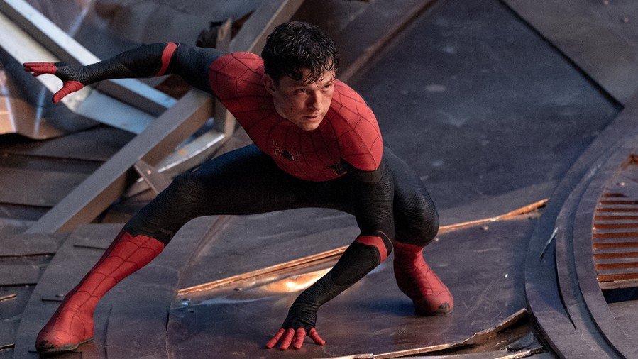  Tom Holland jako Spider-Man w filmie "Spider-Man: Bez drogi do domu" 