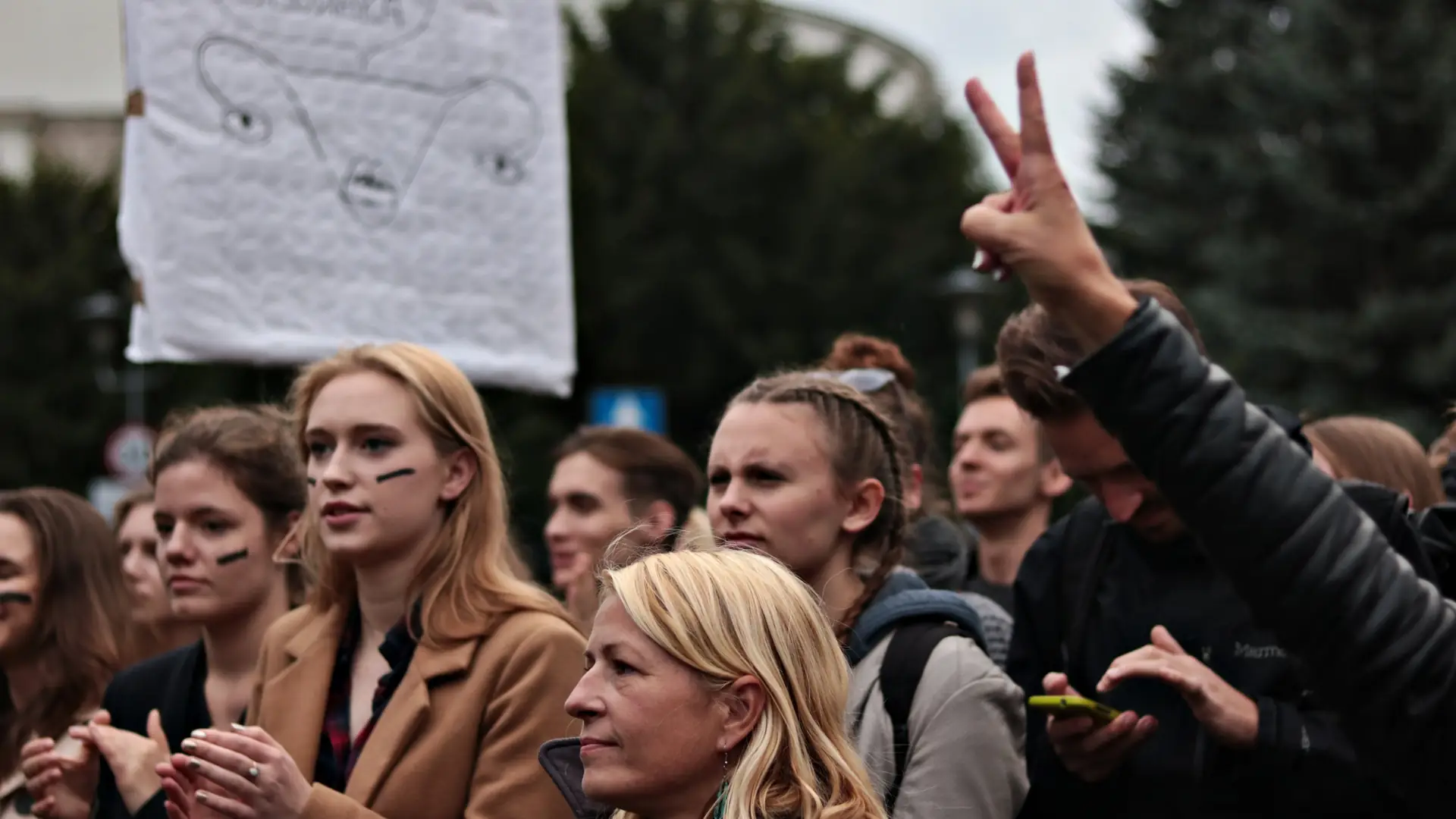 Polacy tyle razy używali hasztagu #CzarnyProtest, że stał się światowym trendem