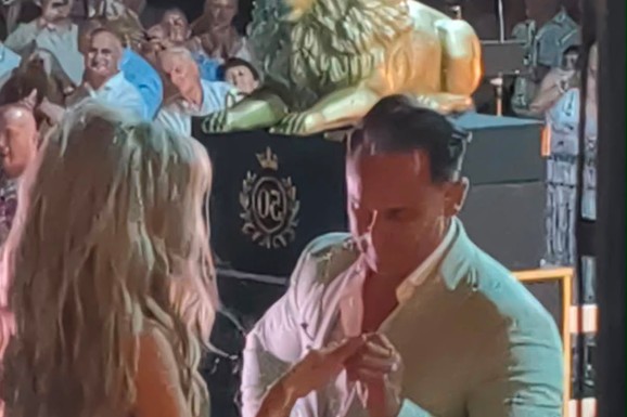 (FOTO) PRVE SLIKE VERIDBE DRAGANA STANKOVIĆA I ALEKSANDRE Ona blistala u dugoj srebrnoj haljini, stavio joj skupoceni prsten na ruku