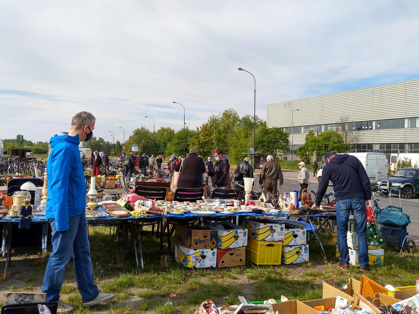 Autogiełda w Łodzi. Tłumy handlujących.